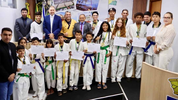 Atletas acreanos de taekwondo recebem homenagem na Câmara e se preparam para competições internacionais