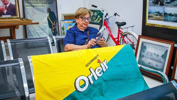 Ex-primeira-dama Beatriz Cameli lança biografia do ex-governador Orleir Cameli em Cruzeiro do Sul