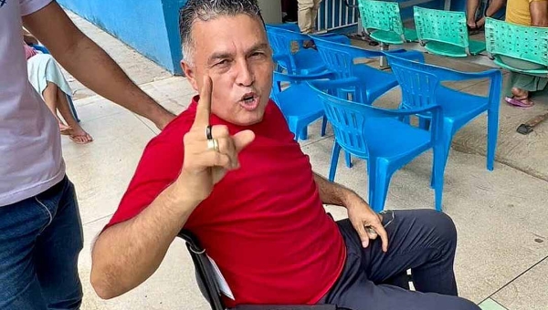 Vereador Eber Machado visita unidade de Saúde, denuncia falta de profissionais e doa materiais de expediente e cadeira de rodas