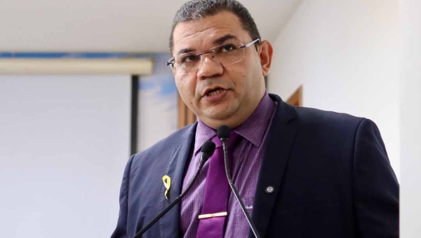 Prejudicando os trabalhos no Legislativo: Vereador Fábio Araújo propõe mudanças em atos solenes na Câmara de Rio Branco