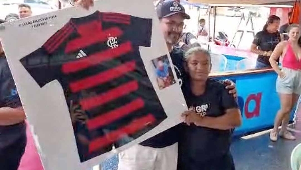 Leilões de camisas autografada por Zico arrecadam mais de R$ 40 mil para o Hospital de Amor