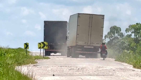 Entre buracos e abandono, caminhoneiro diz que precisa orar pra aguentar a BR-364