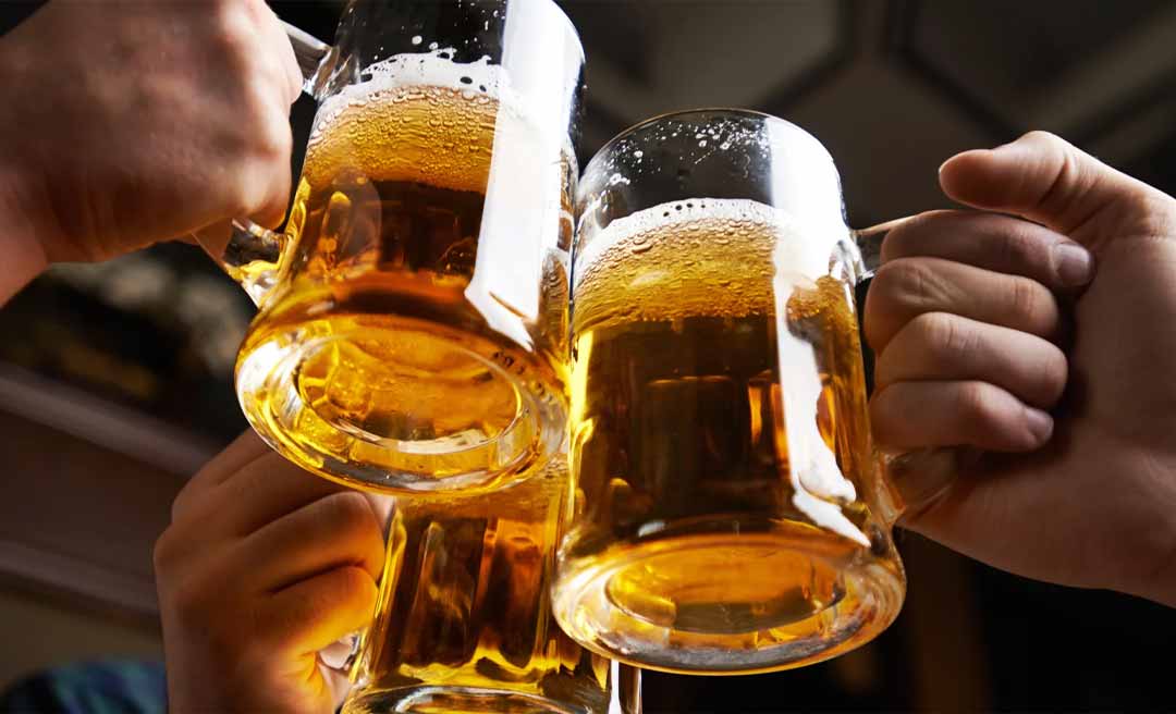 O consumo de álcool diminuiu no Brasil, mas os episódios de excesso aumentaram
