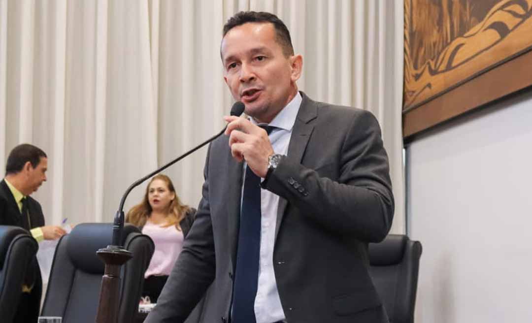 Adailton Cruz pressiona governo e exige conclusão do PCCR da Saúde