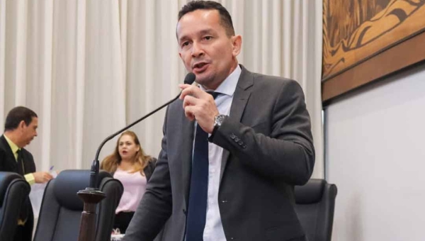 Adailton Cruz pressiona governo e exige conclusão do PCCR da Saúde