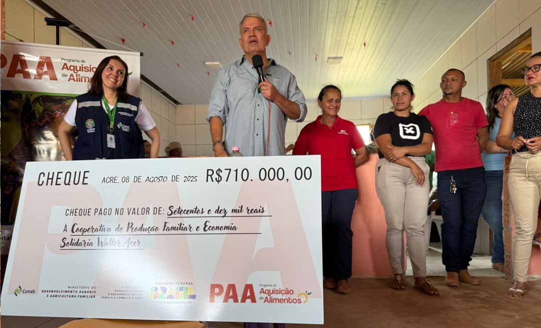 Petecão participa de entrega de R$ 710 mil a cooperativa de mulheres rurais em Bujari