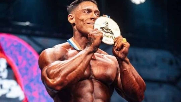 "O Dinossauro do Acre": Ramon Dino faz história e leva título inédito para o Brasil no Mr. Olympia em Las Vegas 