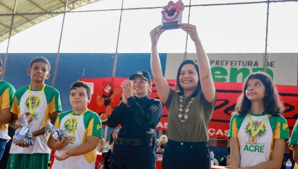 Vice-governadora participa da formatura de 430 alunos do Proerd em Sena Madureira e recebe homenagem 