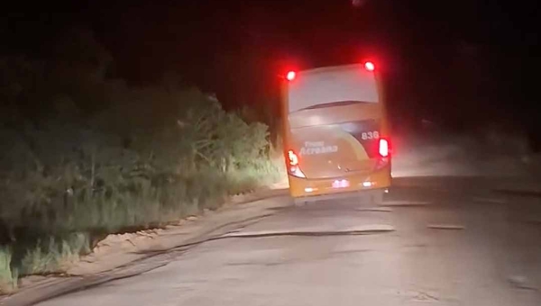 Beijoqueiro, ex-comissionado do governo do Acre, mostra buraqueira na BR-364 e diz: “Pior que a Lua”