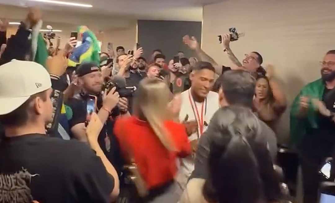 Acreano Ramon Dino é recebido com festa em retorno ao Brasil e desfila em carro aberto