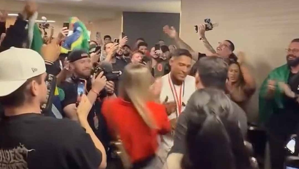 Acreano Ramon Dino é recebido com festa em retorno ao Brasil e desfila em carro aberto