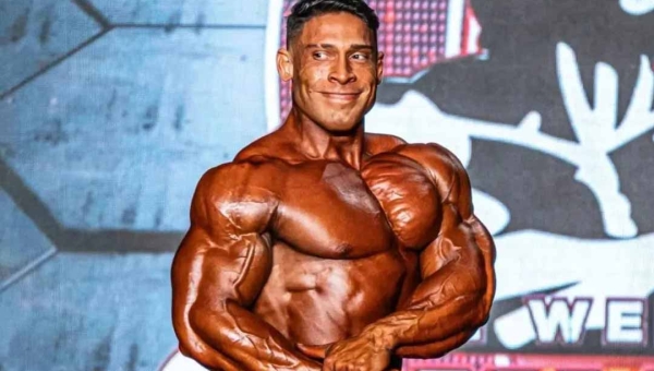 Ramon Dino faz história no Mr. Olympia, mas enfrenta a “mordida do Leão” sobre o prêmio