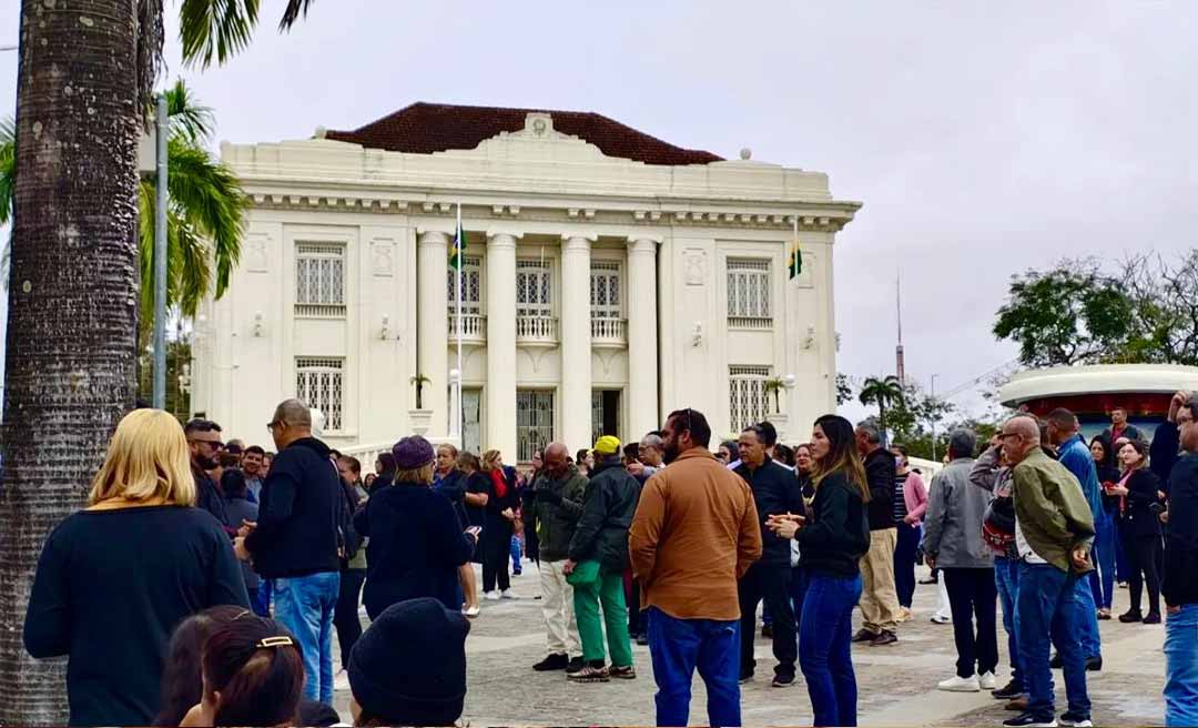 Professores da rede estadual realizam manifestação em frente ao Palácio Rio Branco por reestruturação salarial