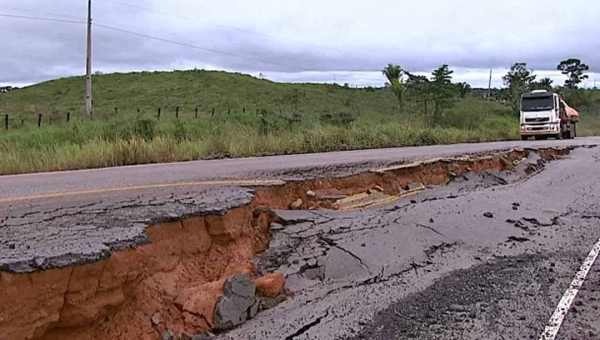 Com risco de isolar o Vale do Juruá, trecho da BR-364 conhecido como ‘Vale das Erosões’ já tem empresa selecionada para a recuperação