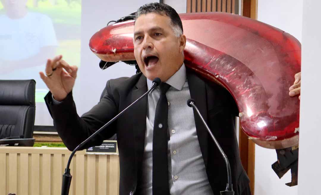 Com giroflex no ombro, vereador Eber Machado faz protesto inusitado na Câmara de Rio Branco e anuncia doação ao RBTrans