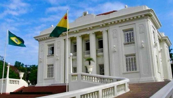 Governo do Acre se pronuncia sobre tabela salarial de servidores da Educação e destaca limites legais para gastos