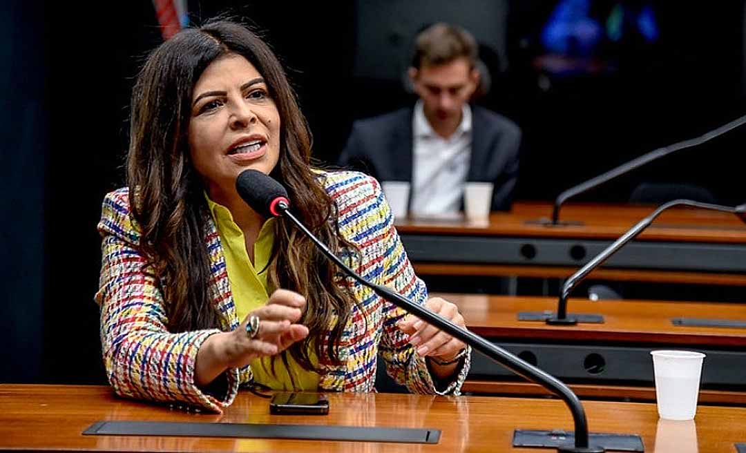 Antônia Lúcia reage a internauta que diz que ela vive em confusão e cutuca Socorro Neri: “Atriz”