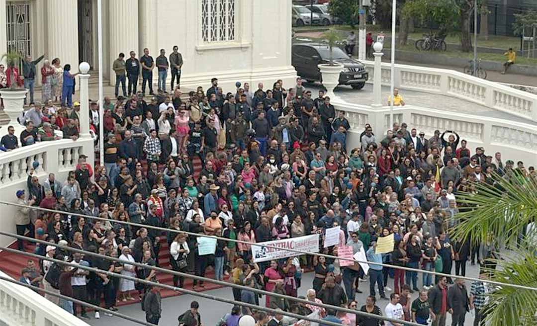 Sindicatos do Acre organizam protesto na frente do Palácio Rio Branco no Dia do Servidor Público