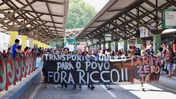 Mesmo com decisão judicial, estudantes protestam por melhorias no transporte público no Terminal Urbano de Rio Branco