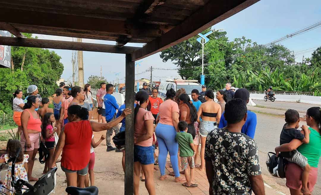 Moradores do bairro da Paz protestam contra falta de água e bloqueiam ponte que dá acesso a outros bairros