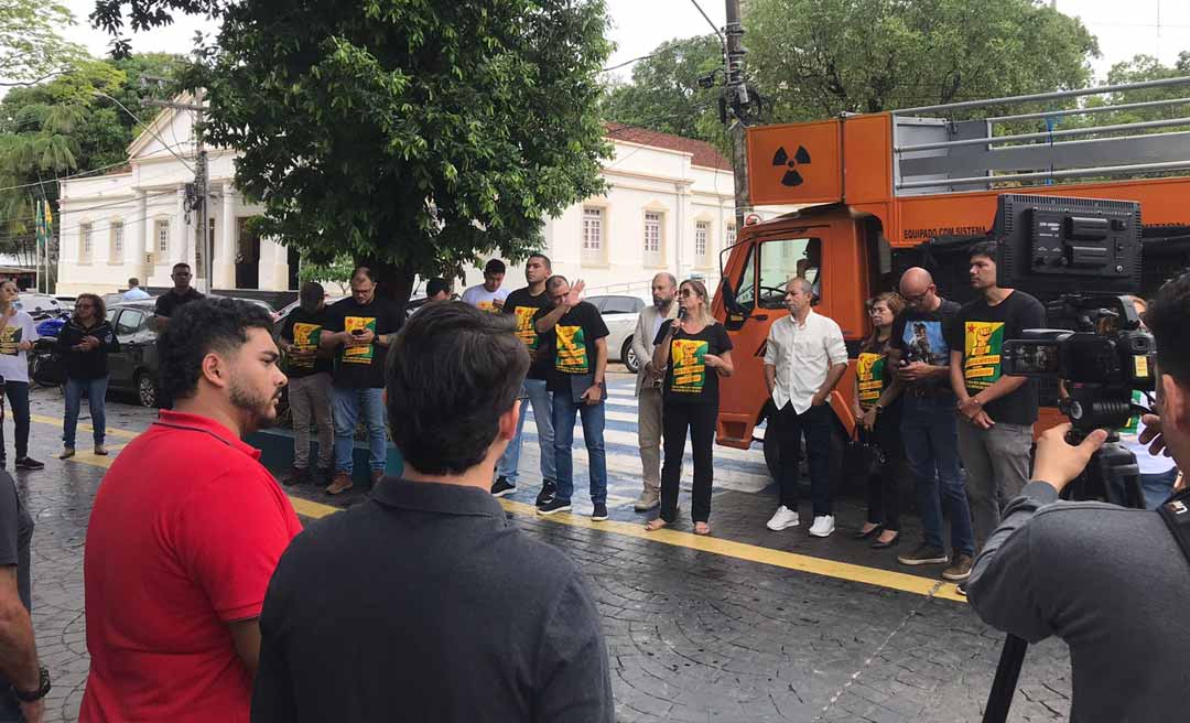 Sindicalistas lotam o hall de entrada da Aleac e pressionam governo e deputados no dia do servidor público