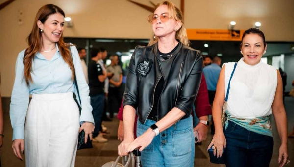 Hortência chega a Rio Branco para participar do programa Desperte a Liderança, em Sena Madureira