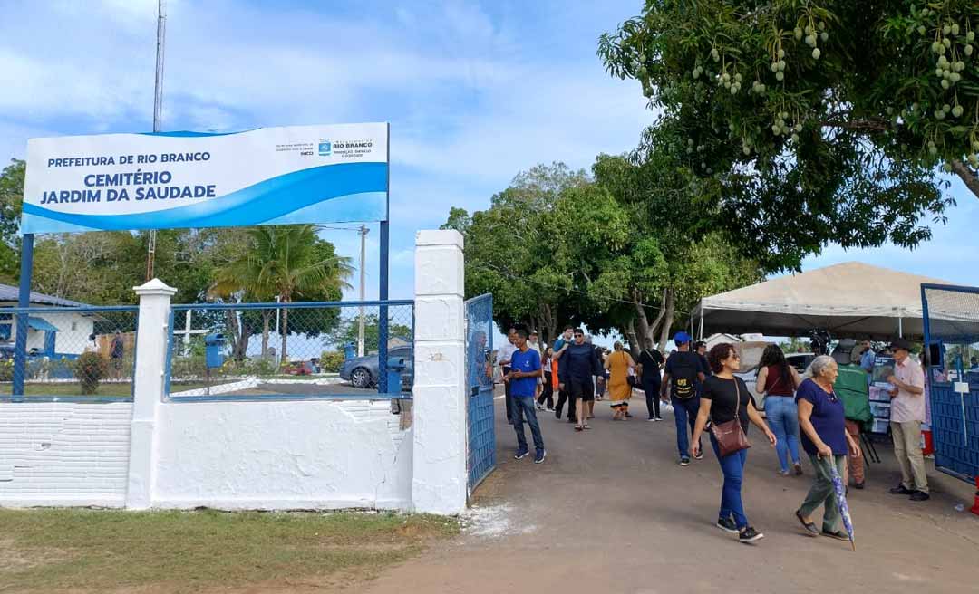 Maior cemitério de Rio Branco, Jardim da Saudade tem movimentação intensa no Dia de Finados
