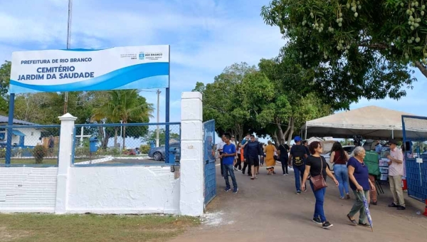 Maior cemitério de Rio Branco, Jardim da Saudade tem movimentação intensa no Dia de Finados