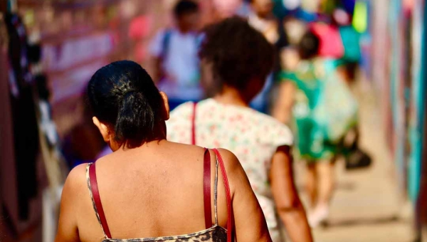 Acre tem mais beneficiários do Bolsa Família do que trabalhadores com carteira assinada, aponta IBGE