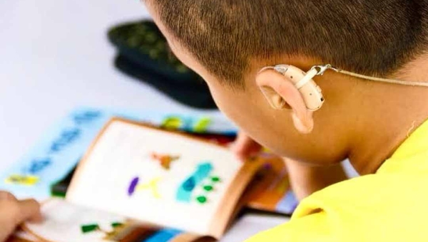 Nova lei amplia acessibilidade e obriga instalação de sistemas de comunicação para pessoas com dificuldades de fala e compreensão