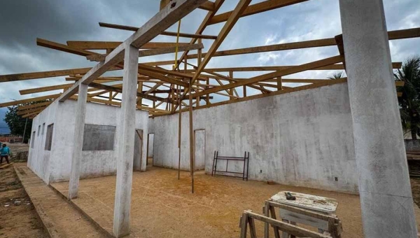 Deracre avança em obra que valoriza trabalho de mais de mil produtores em Sena Madureira