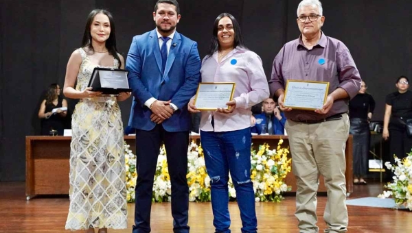 “Honrando quem colabora com o desenvolvimento econômico, social e cultural de nossa cidade”, diz vereador Moacir Jr. durante cerimônia da Câmara