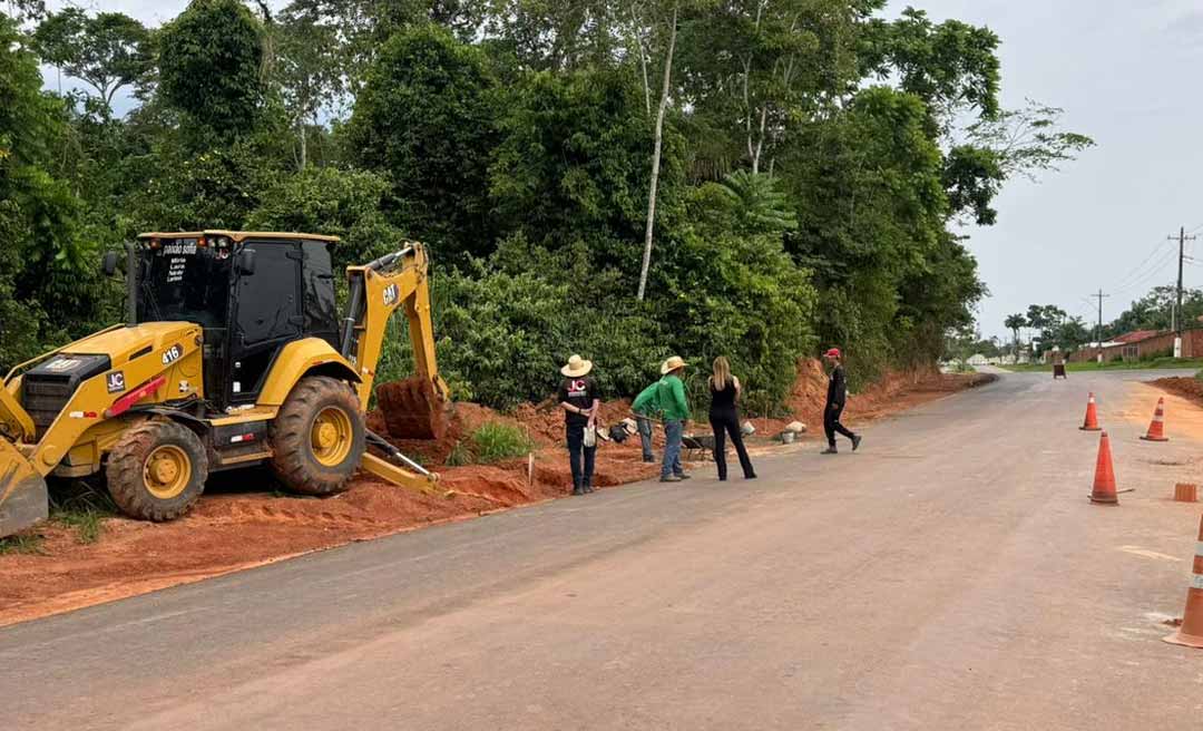 Deracre realiza etapa de drenagem com bocas de lobo e meio-fio na Estrada Dias Martins