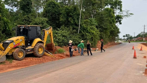 Deracre realiza etapa de drenagem com bocas de lobo e meio-fio na Estrada Dias Martins