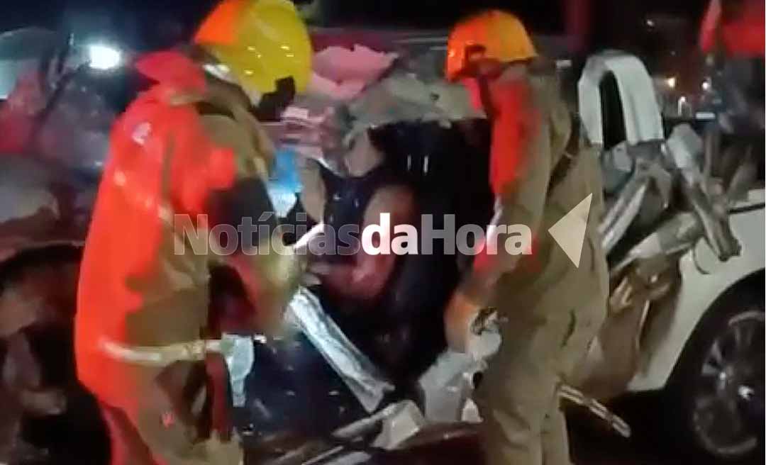 Colisão frontal entre caminhonete e caminhão na BR-364, próximo ao Santa Cecília, deixa motorista em estado grave 