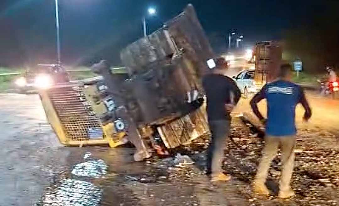 Trator de esteira cai de caminhão prancha perto da Terceira Ponte; veja o vídeo
