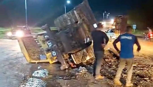 Trator de esteira cai de caminhão prancha perto da Terceira Ponte; veja o vídeo