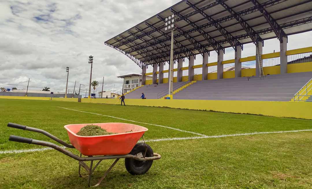 Prefeitura de Cruzeiro do Sul recupera pontos do gramado do estádio O Cruzeirão para retomada de competições