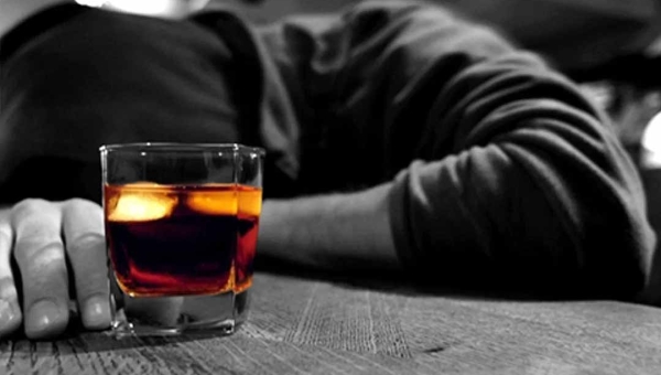 Álcool continua provocando internações no Acre, com média de 160 acreanos hospitalizados em 2024, diz estudo