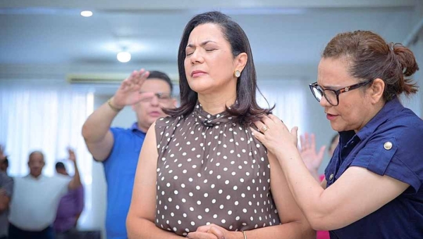 Mailza se reúne com pastores e missionários da Assembleia de Deus, recebe oração e Bíblia de presente