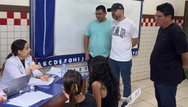 Vereador Fábio Araújo apoia ação de saúde com consultas e exames gratuitos no bairro Vila Acre