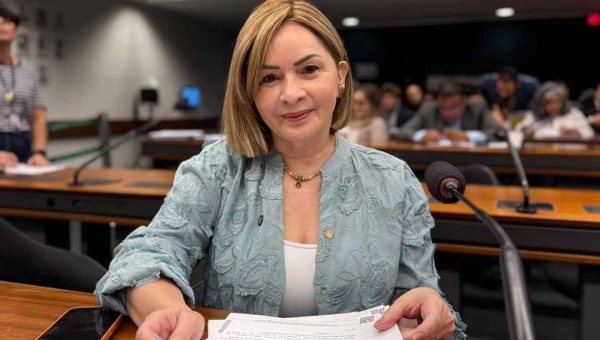 Socorro Neri propõe projeto de lei que isenta Imposto de Renda para profissionais da Educação