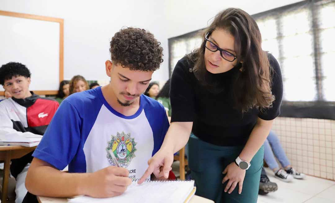 Capes regulamenta Bolsa Mais Professores para combater carência docente na educação básica