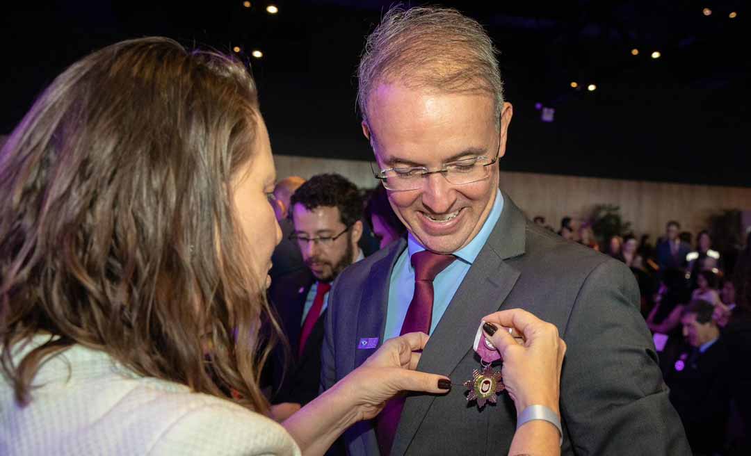 Leo de Brito recebe honraria máxima da educação e leva o estado ao centro da cena nacional