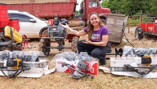 Deputada estadual Michelle Melo entrega maquinários agrícolas no Transacreana para fortalecer a agricultura familiar