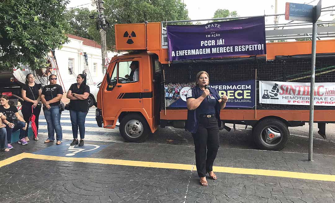 Servidores da Saúde fazem manifestação e ‘ameaçam’ acampar na Aleac cobrando finalização do PCCR