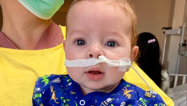 Bebê Calebe recebe alta da UTI em São Paulo após cirurgia delicada; mãe agradece apoio do senador Alan Rick