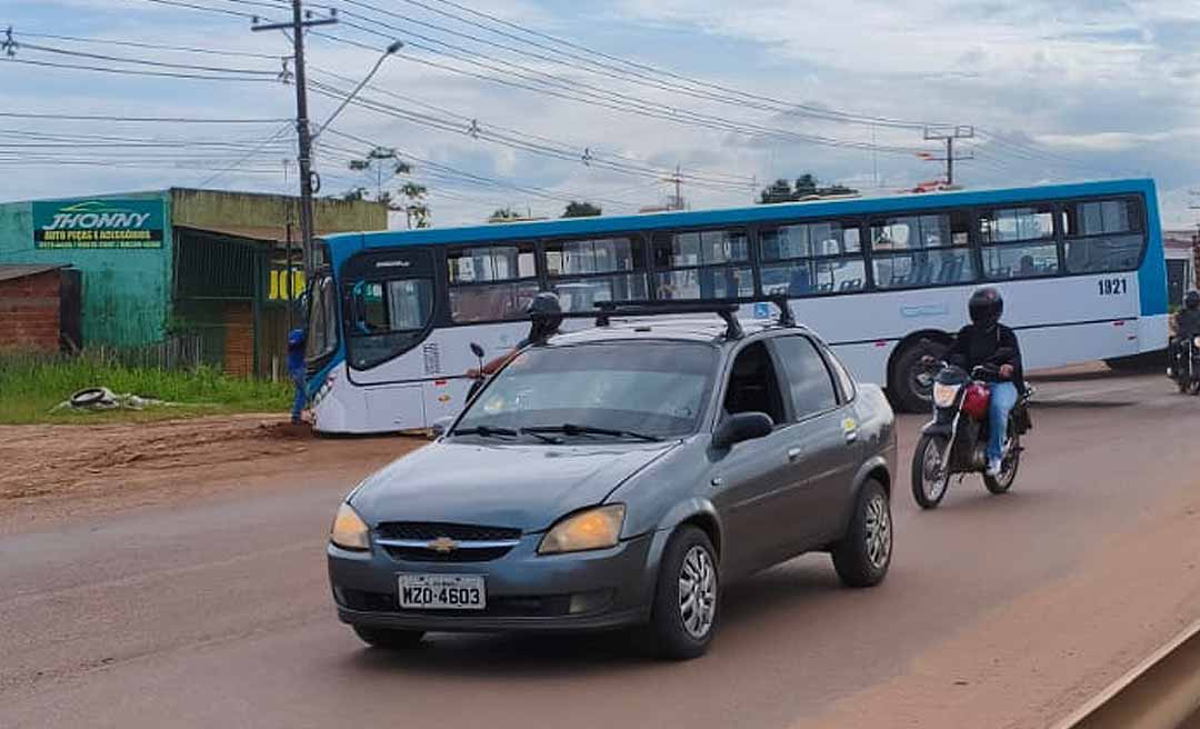 Ônibus da Ricco Transporte quebra barra de direção e interdita trecho no 2º Distrito de Rio Branco