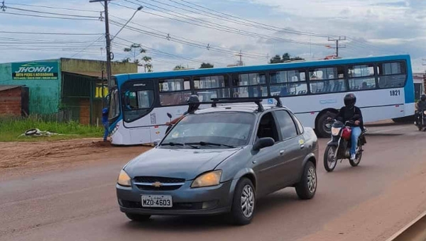 Ônibus da Ricco Transporte quebra barra de direção e interdita trecho no 2º Distrito de Rio Branco