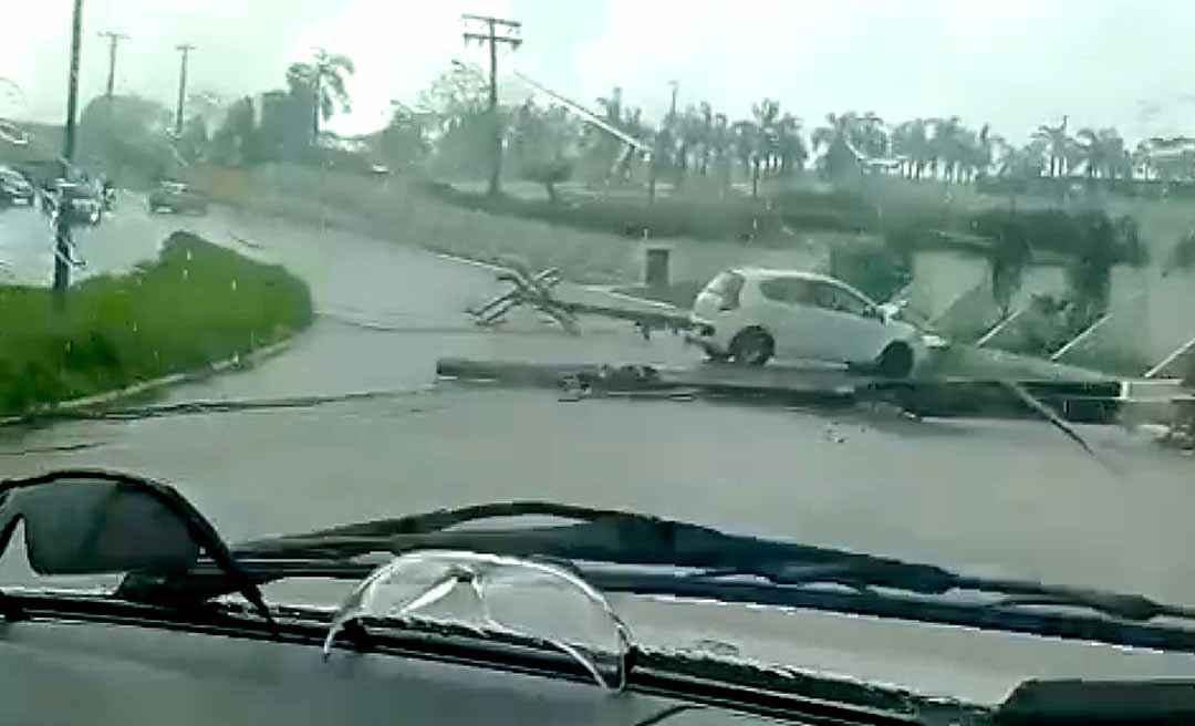 Carro derruba postes e bloqueia Estrada do Calafate, próximo ao Morada da Paz